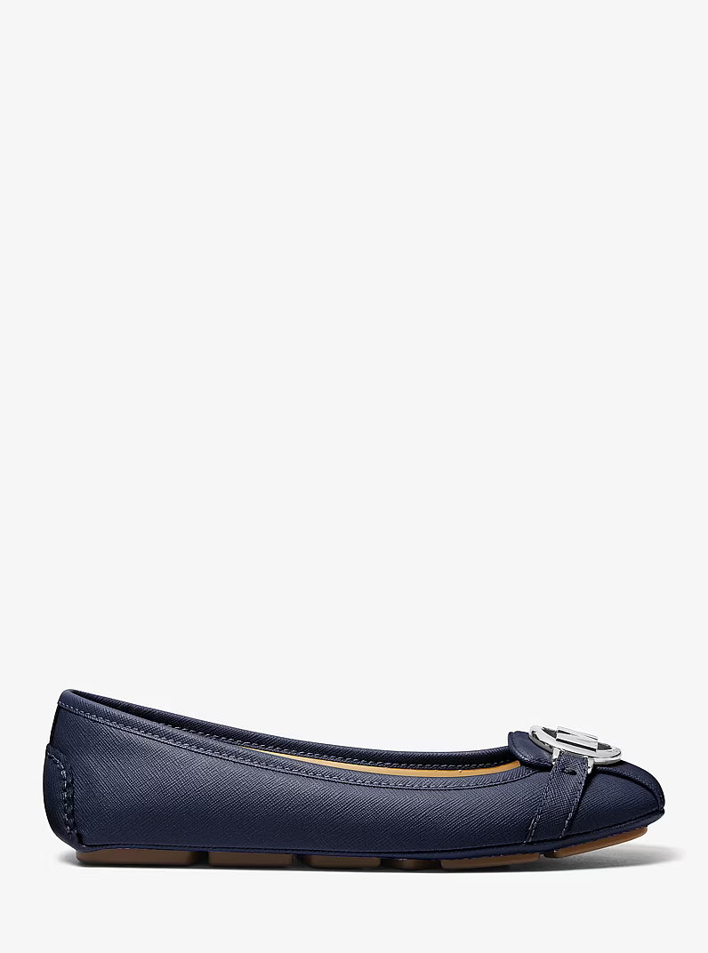 Fulton Faux Saffiano Leather Moccasin zijkant model