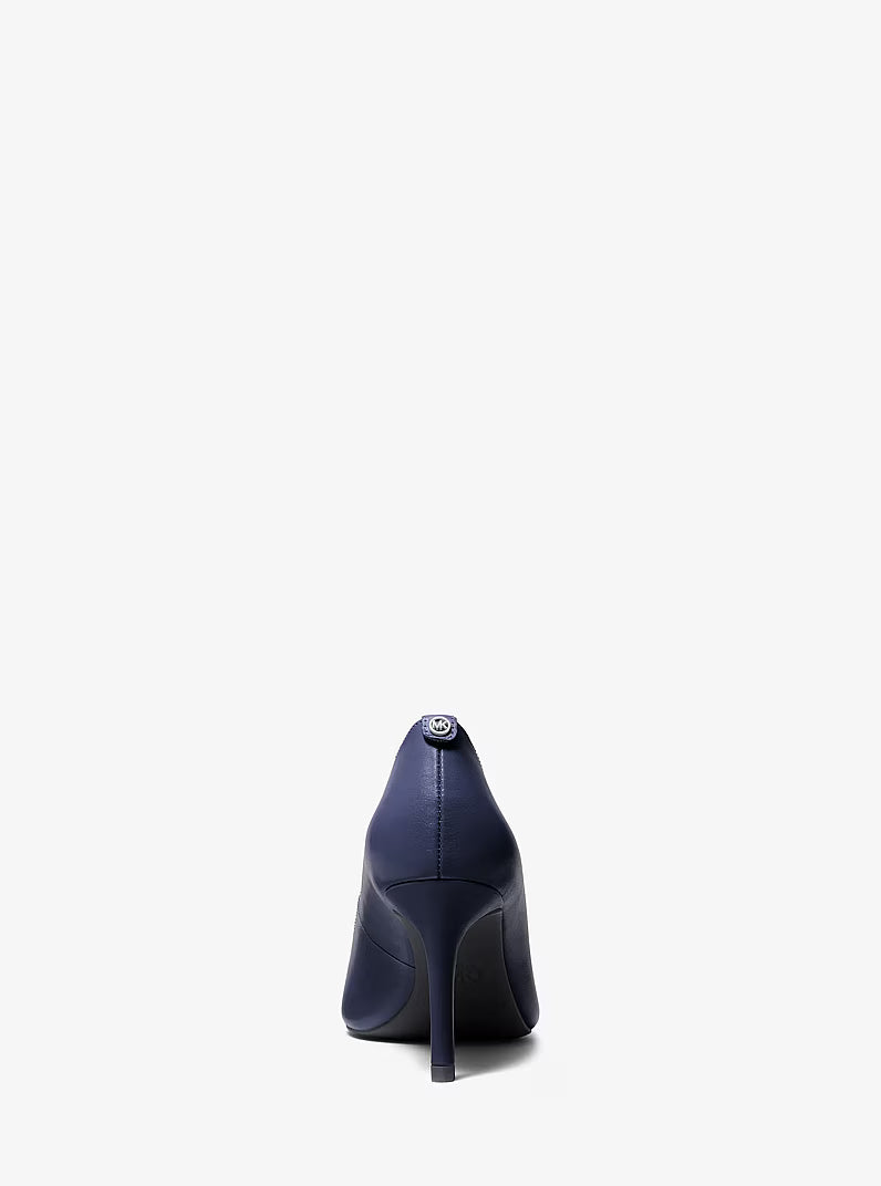 Michael Kors Alina Navy Leather Pointed Pump achterkant