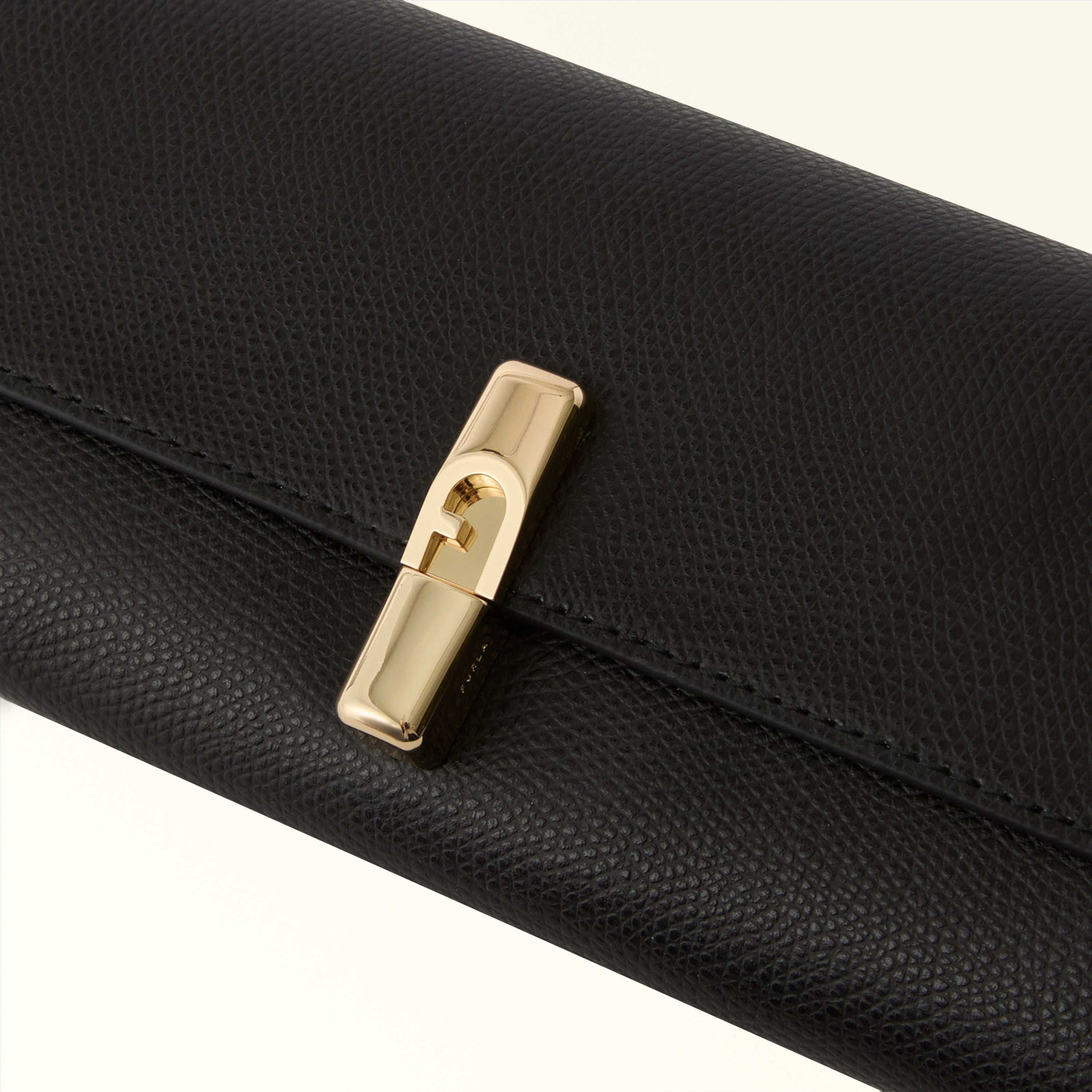 furla portefeuille vrouwen xl close up detail